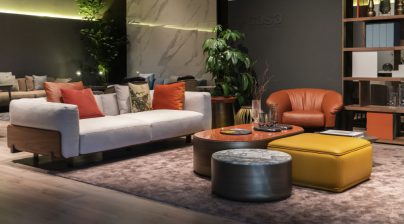 fresh pairings of sofas and coffee tables to enliven your living room 5d6a53fb1f4dd 404x224 - جفت مبل راحتی و میزه قهوه برای زنده کردن اتاق نشیمن شما