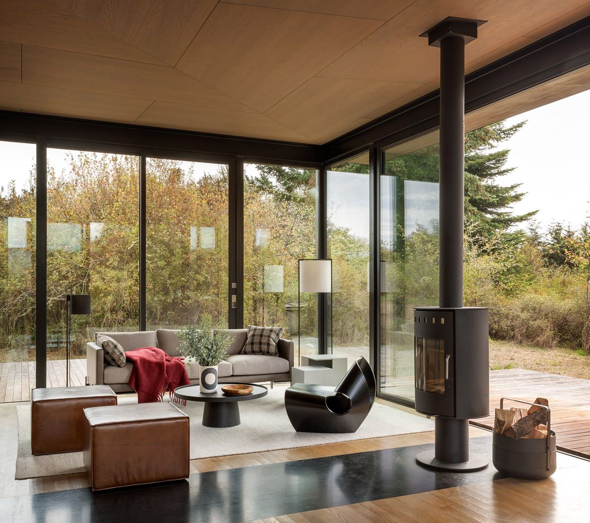 this natural home connects a rugged landscape with a modern art filled interior 5d6a53e2757ea - این خانه طبیعی یک منظره ناهموار را با یک فضای داخلی مدرن و پر از هنر مرتبط می کند